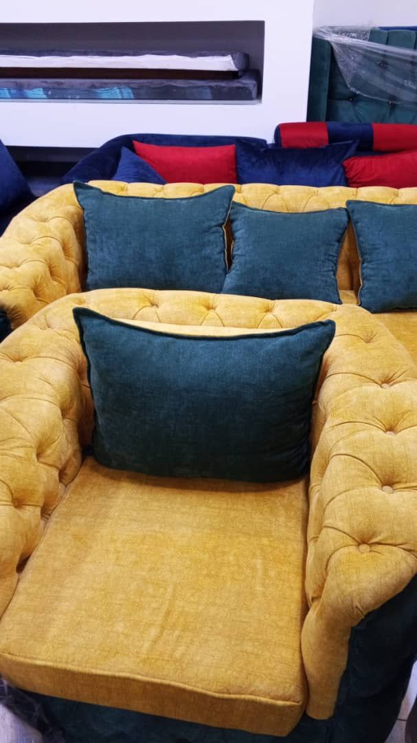 Canapé Droit Velours Jaune Moutarde et Coussins Bleu Sarcelle